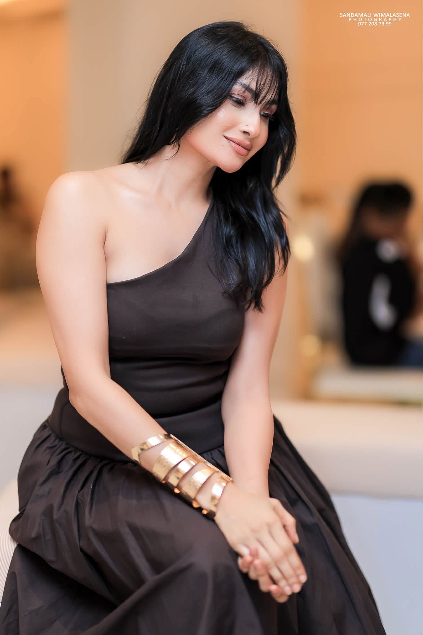 සමහර මිනිසුන්ගේ හැටි දැනගෙන අයින් වුණා....කරපු දේවල් ගොඩක් දන්නවා, හැබැයි දන්නේ නෑ වගේ ඒ අයව ඈත් කළා... නිලුෂි පවන්‍යයා ලස්සන ෆොටෝස් එක්ක ආපු හදවතට දැනෙන සටහන මෙන්න..