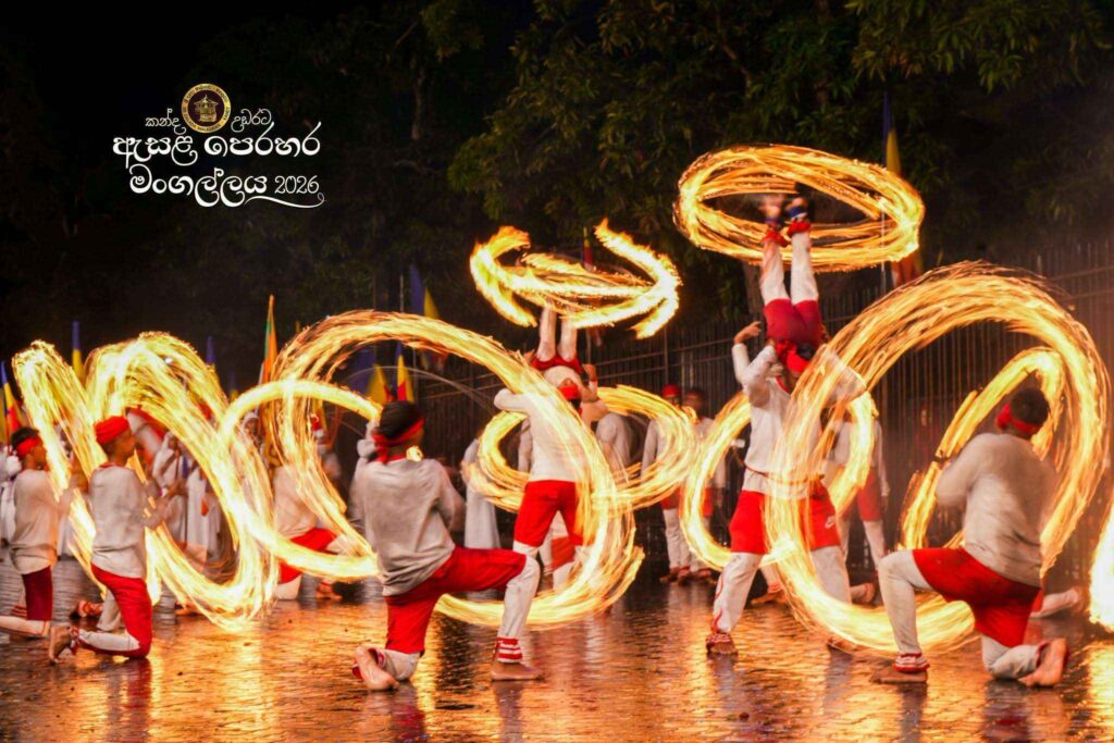 ඓතිහාසික මහනුවර ඇසළ පෙරහැර මංගල්‍යයේ අසිරිය - ඡායාරූප විශේෂාංගය
