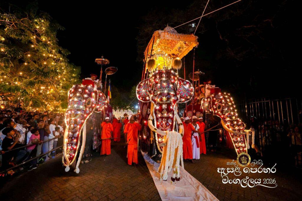 ඓතිහාසික මහනුවර ඇසළ පෙරහැර මංගල්‍යයේ අසිරිය - ඡායාරූප විශේෂාංගය