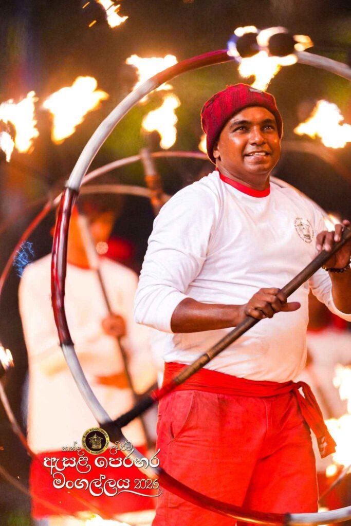 ඓතිහාසික මහනුවර ඇසළ පෙරහැර මංගල්‍යයේ අසිරිය - ඡායාරූප විශේෂාංගය