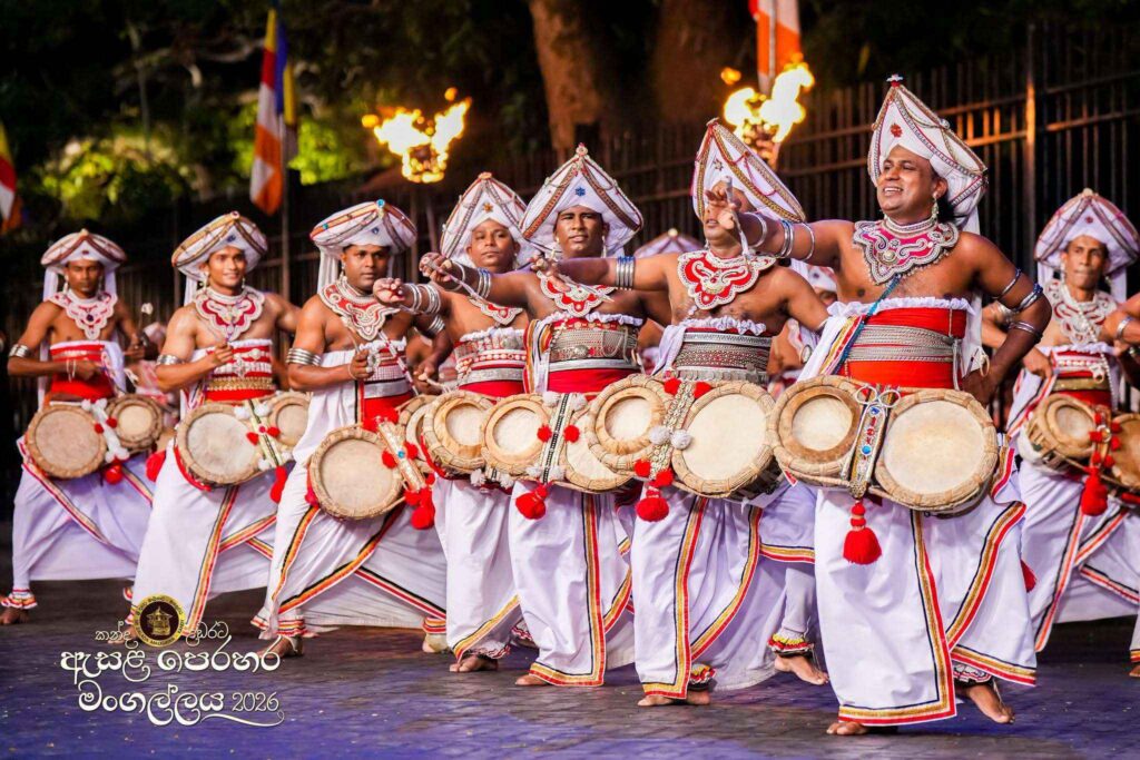 ඓතිහාසික මහනුවර ඇසළ පෙරහැර මංගල්‍යයේ අසිරිය - ඡායාරූප විශේෂාංගය