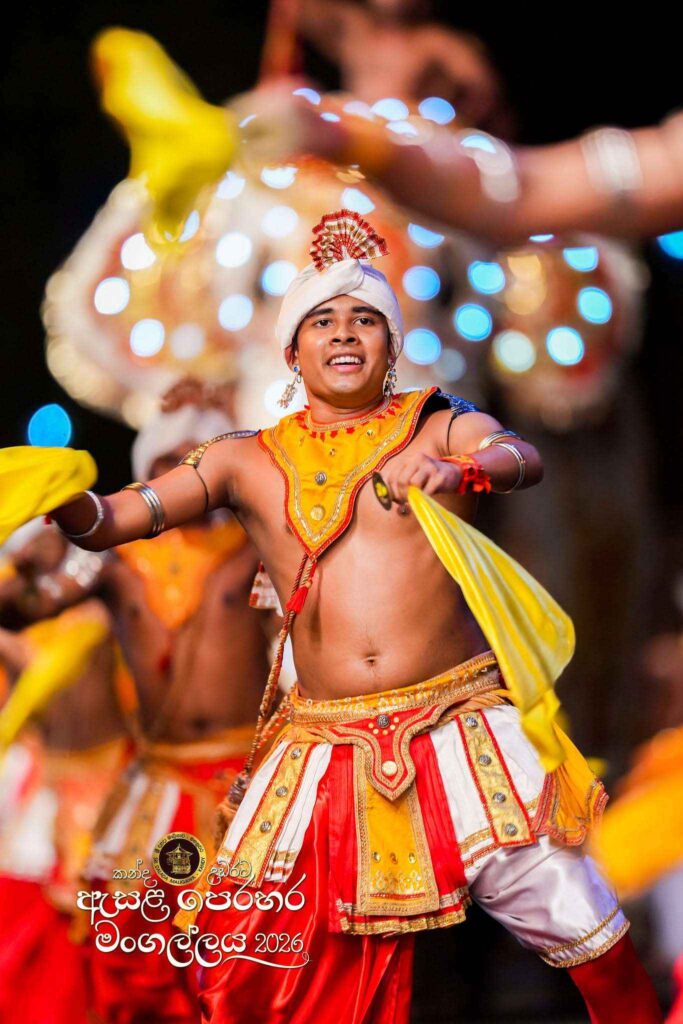 ඓතිහාසික මහනුවර ඇසළ පෙරහැර මංගල්‍යයේ අසිරිය - ඡායාරූප විශේෂාංගය