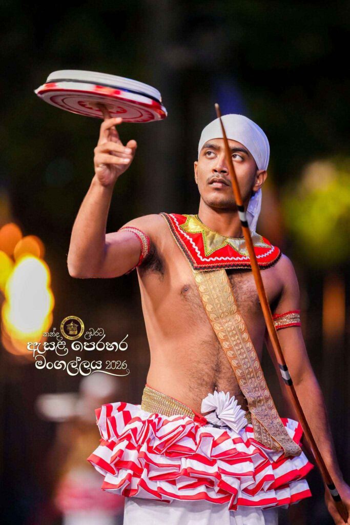 ඓතිහාසික මහනුවර ඇසළ පෙරහැර මංගල්‍යයේ අසිරිය - ඡායාරූප විශේෂාංගය