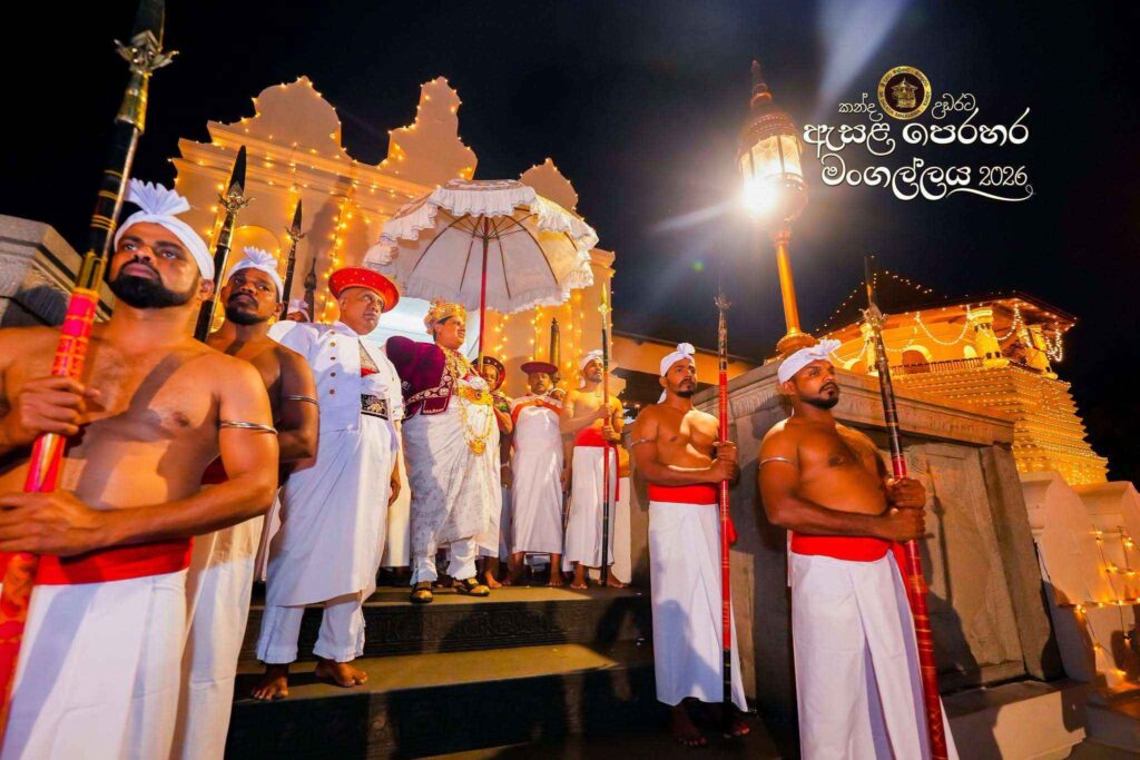 ඓතිහාසික මහනුවර ඇසළ පෙරහැර මංගල්‍යයේ අසිරිය - ඡායාරූප විශේෂාංගය