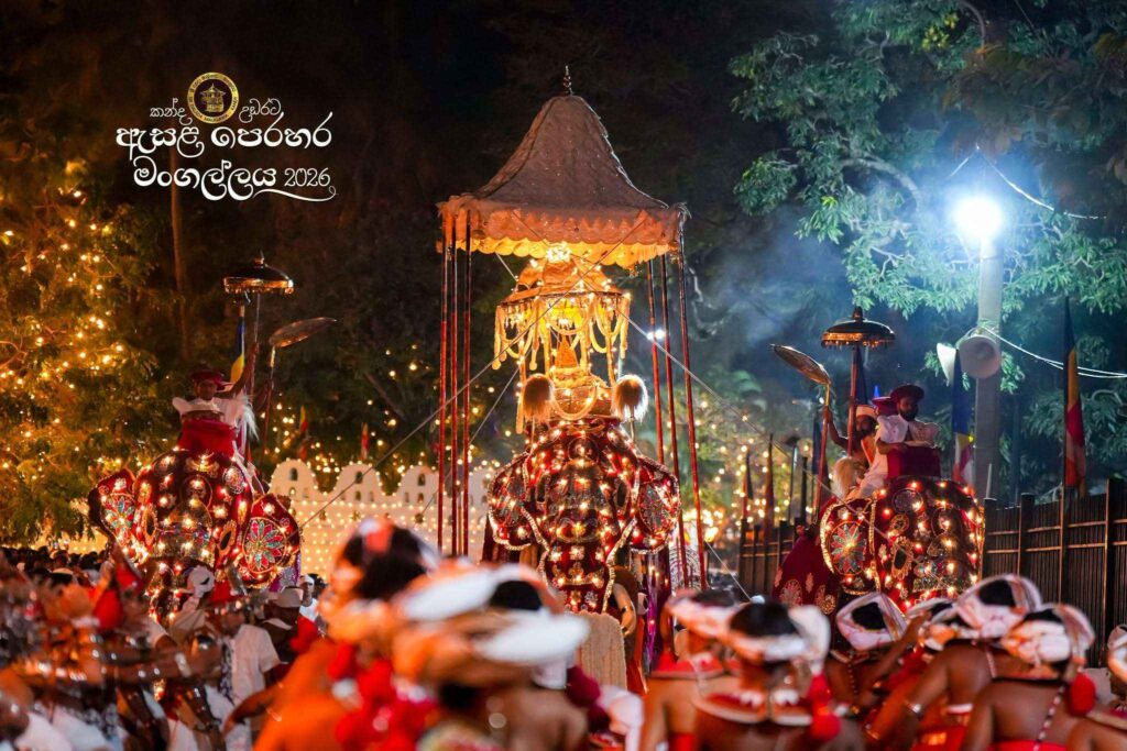 ඓතිහාසික මහනුවර ඇසළ පෙරහැර මංගල්‍යයේ අසිරිය - ඡායාරූප විශේෂාංගය