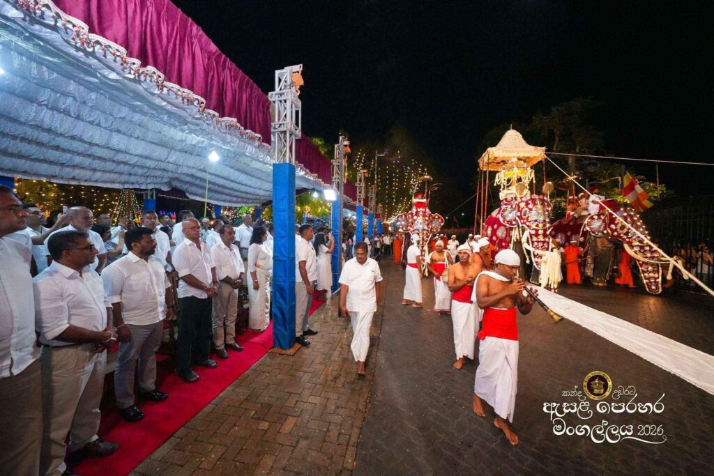 ඓතිහාසික මහනුවර ඇසළ පෙරහැර මංගල්‍යයේ අසිරිය - ඡායාරූප විශේෂාංගය