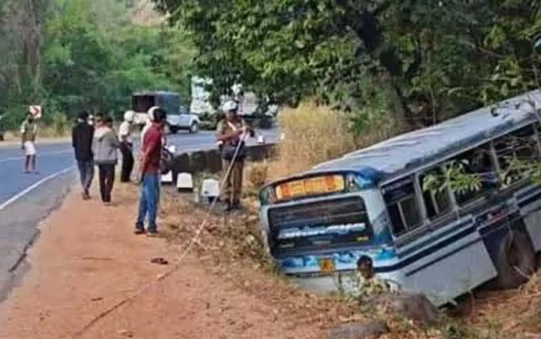 මින්නේරියේ දී බස් අනතුරක් - 22ක් රෝහලට