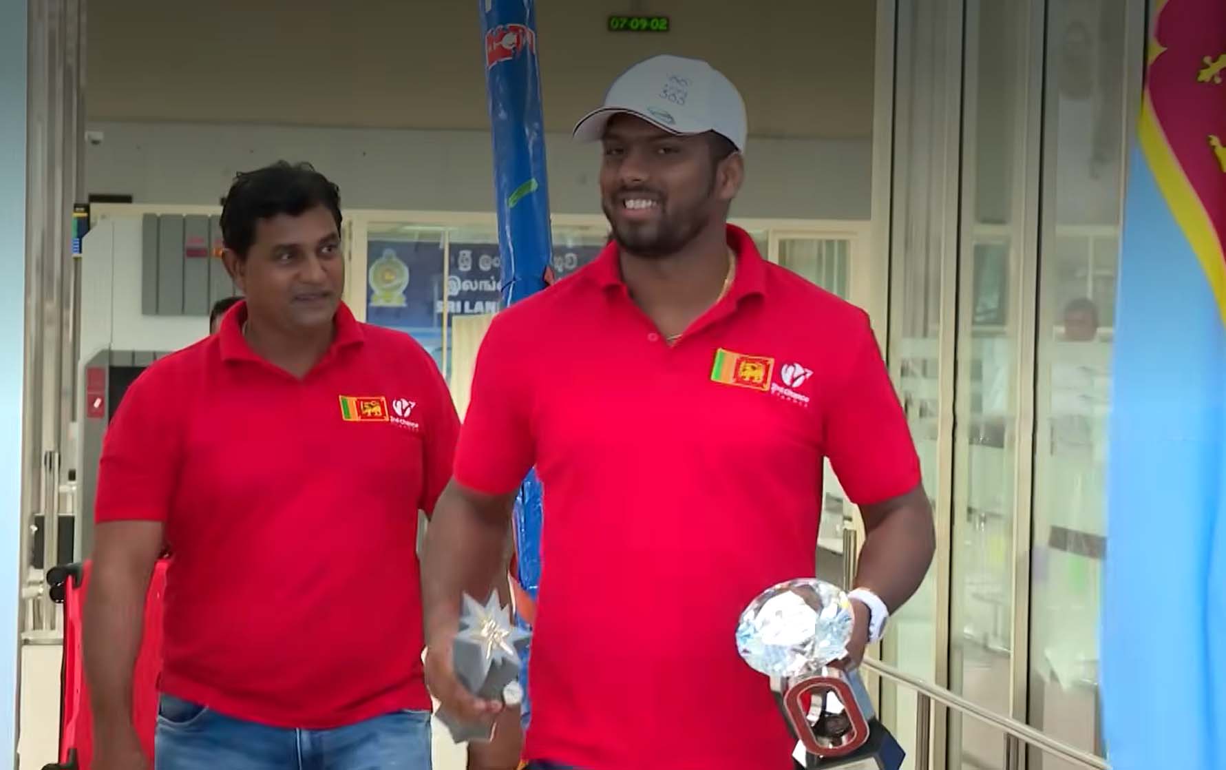 ශ්‍රී ලංකා මාතාව රනින් සැරසූ රුමේෂ් දිවයිනට