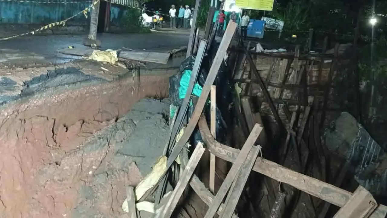 පාලමක් කඩා වැටීමෙන් ගලහ - දෙල්තොට මාර්ගයේ ගමනාගමනය නවතී
