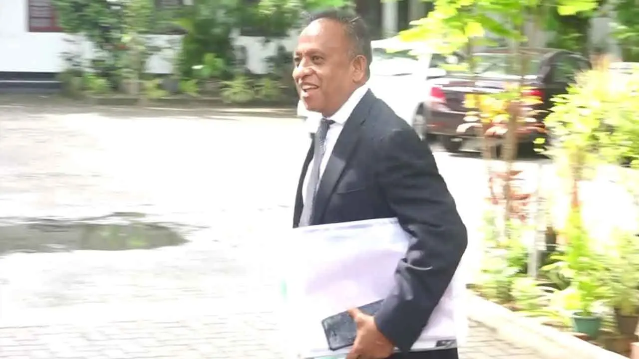 චන්දිම වීරක්කොඩිත් අල්ලස් කොමිසම හමුවට