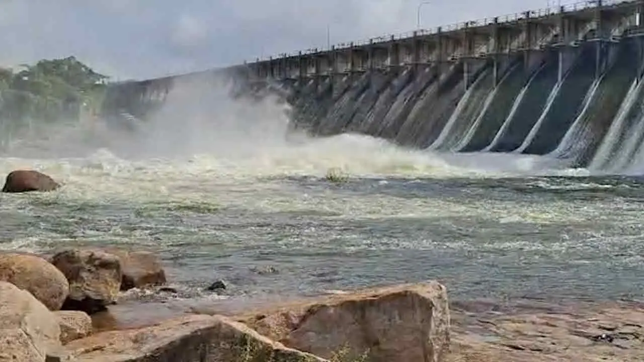 දිවයිනේ ප්‍රධාන ජලාශ කිහිපයක වාන් දොරටු විවෘත කෙරේ